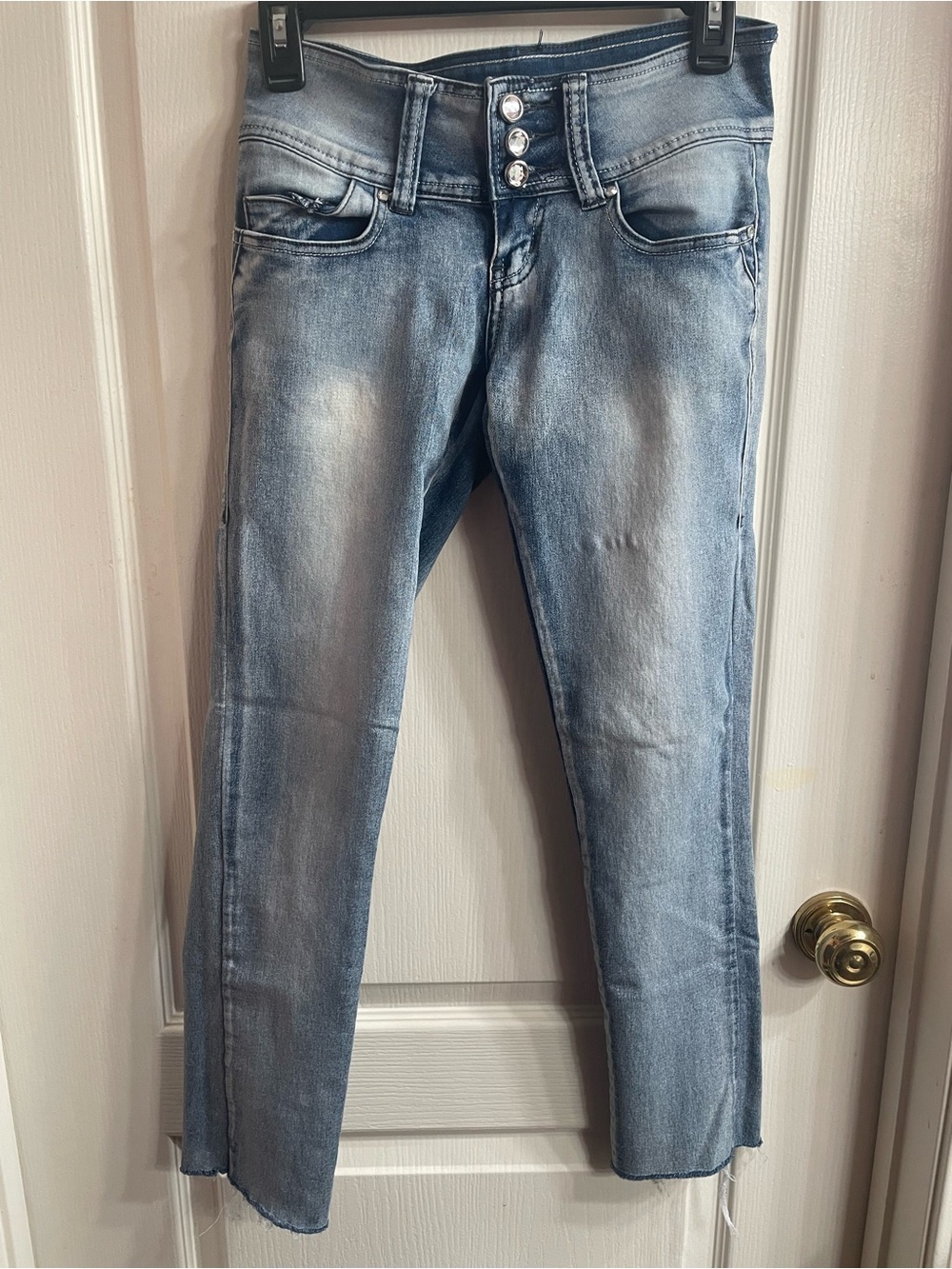 Jeans Colony Women’s Light Wash Distressed Skinny Jeans Normcore Minimalist